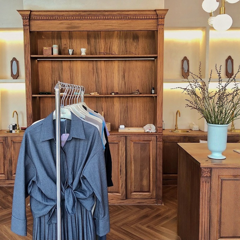 Clothing shop checkout page Me - Office Furniture Buyers recensie en prijs